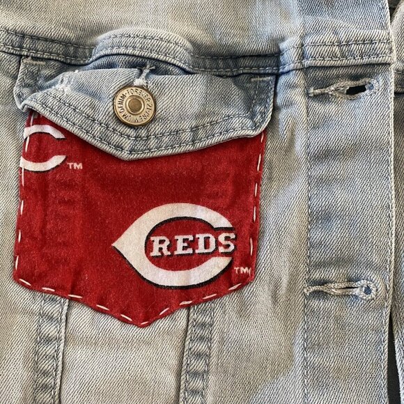 Forever 21 Cincinnati Reds Denim Jacket Girls Size Large Baseball Light Wash - Picture 3 of 12
